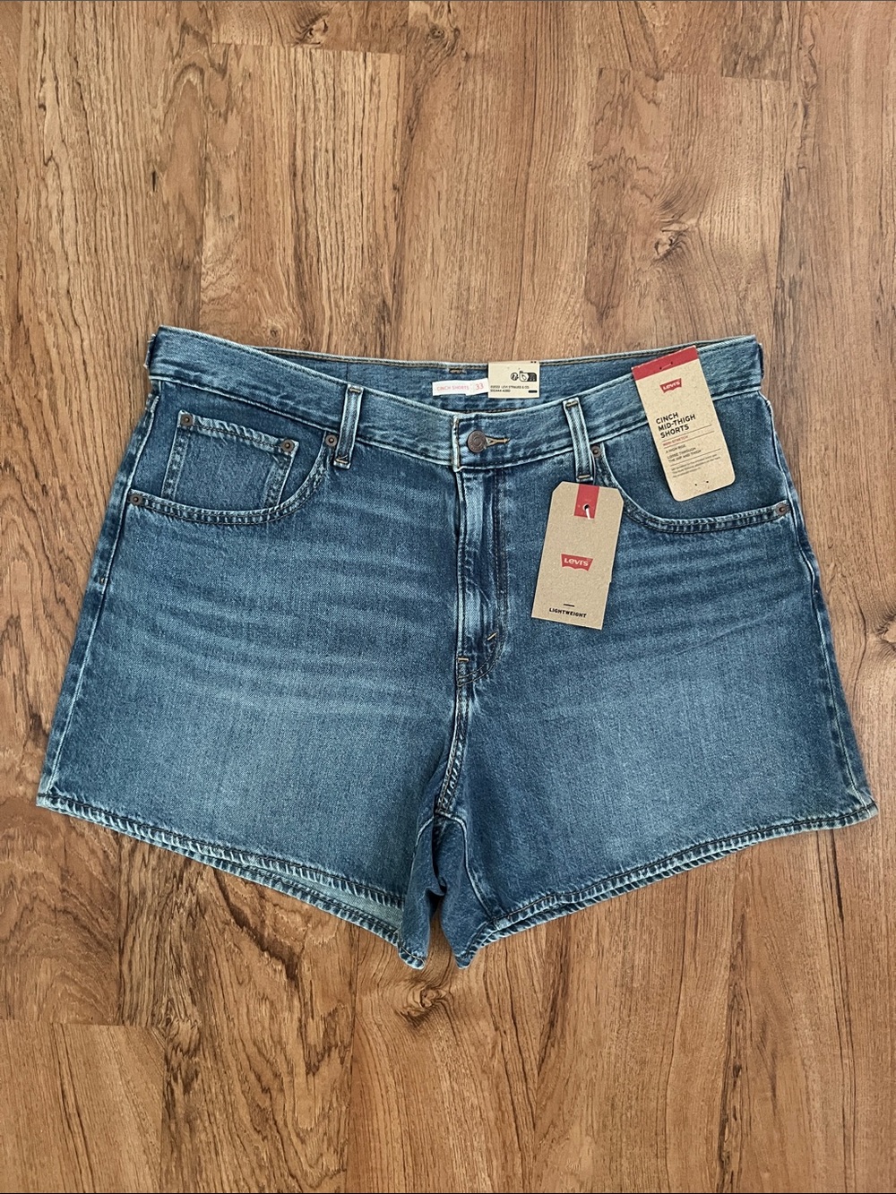 NWT Levi’s Cinch Mid-Thigh Shorts